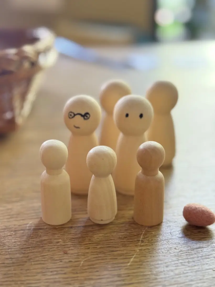 Houten poppetjes opgesteld voor een familieopstelling