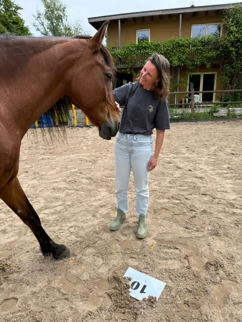 Cathelijn met een paard tijdens een paardencoachingsessie